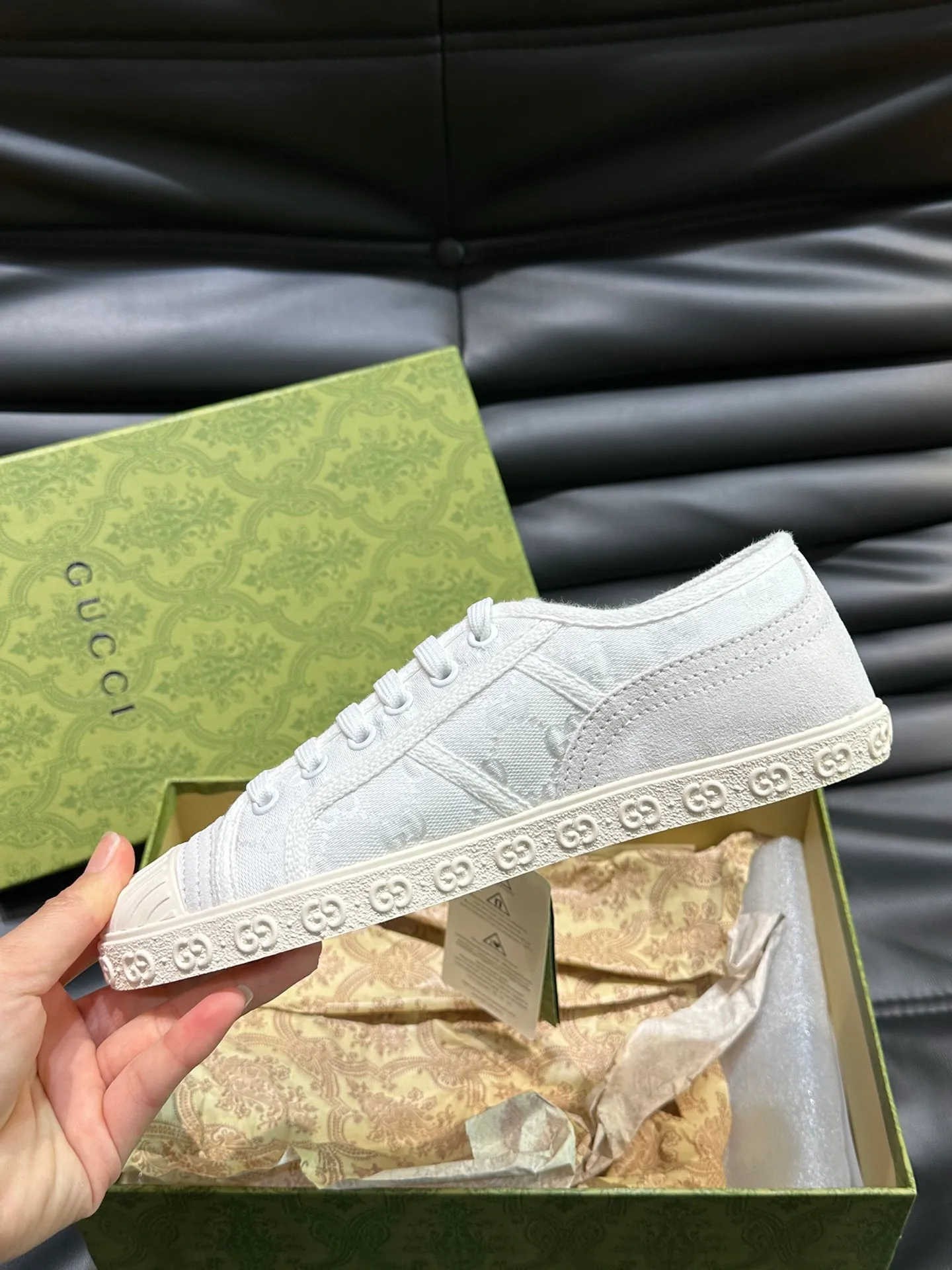 Men's shoes 💰p380 "GUCC*" Couple style 👫 lace-up canvas sneakers, crafted from light blue GG denim fabric, showing uniqueness. Classic details such as the GG printed embossed outsole, interlocking G and "Gucci" embroidery add to the glamorous style. Privately-made T men's shoes 💰pU original outsole, with exquisite details, impeccable fit, and a flat toe that has a retro feel! Customized canvas, classic double G logo, and the spring and summer color combinations are also very interesting! Size: Female 35-39. Male 38-44